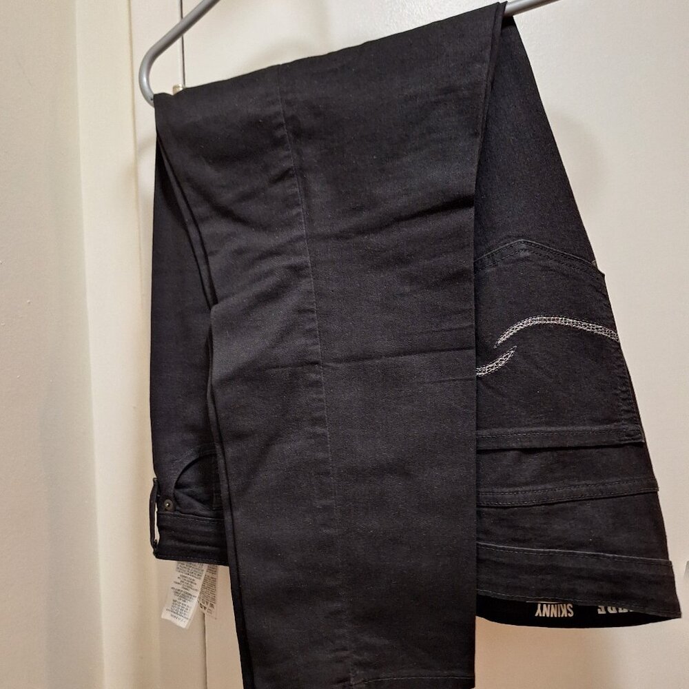 BLACK  LEVI'S JEANS.